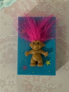 Rare Vintage Russ Pink-Haired Troll Figurine w/ Teal Backing mini stationary set